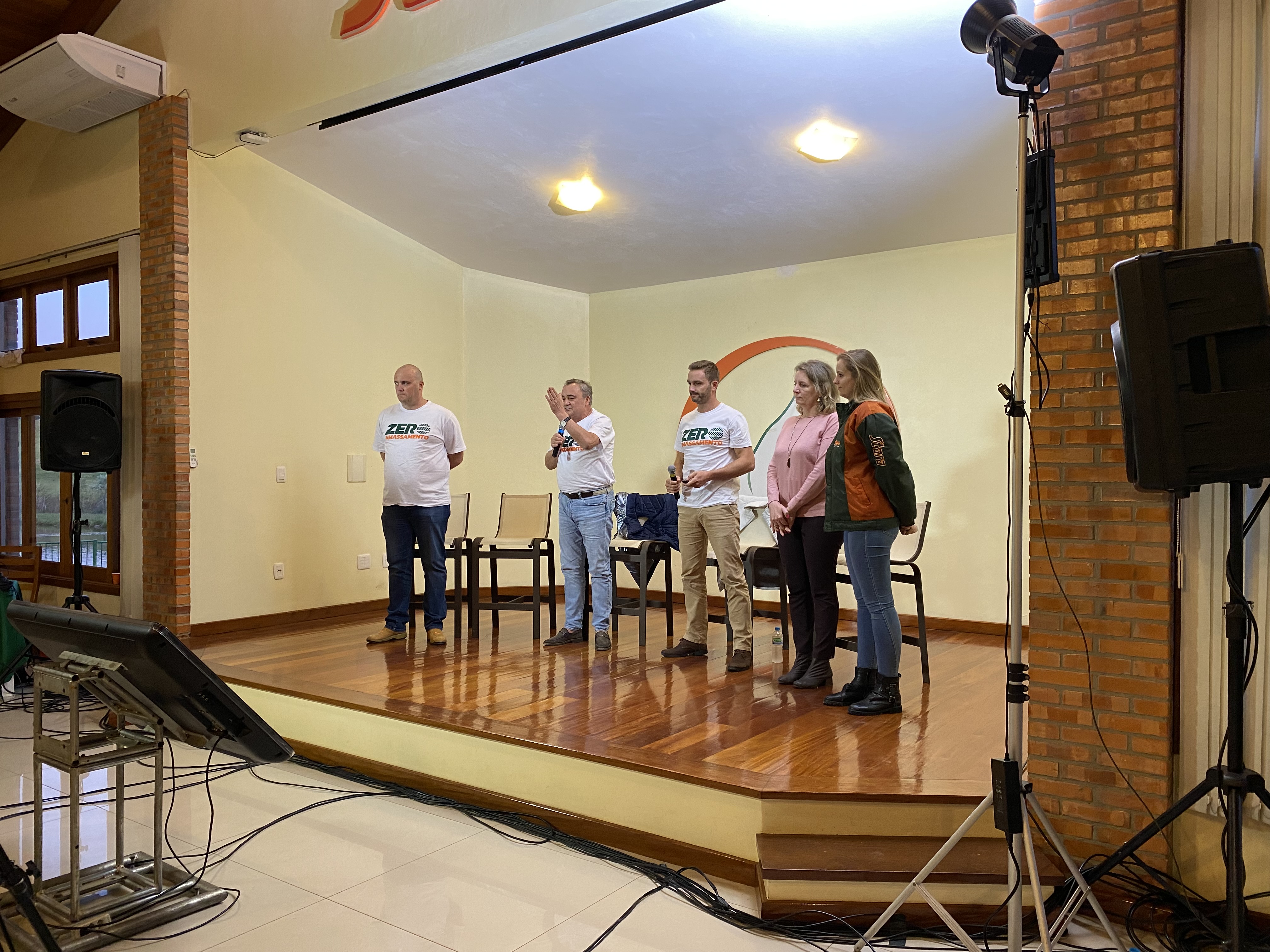 Stara celebra 61 años en transmisión en vivo y los regalos los reciben sus empleados